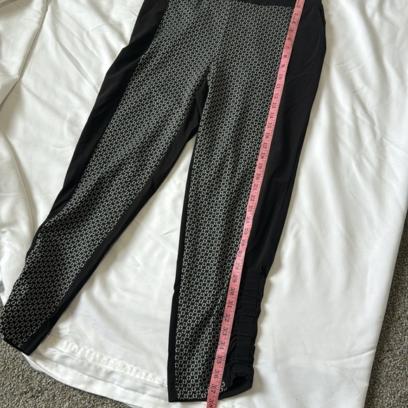 Chico's Zenergy jogger ankle size 1 - Picture 4 of 6